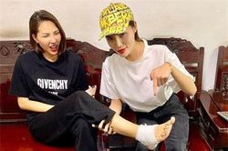 Minh Triệu trật chân băng bó, Kỳ Duyên bên cạnh chăm sóc còn nói một câu mà đau đến đâu cũng ấm lòng