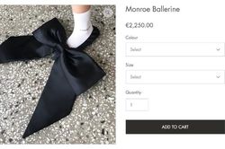 Hơn 2000 Euro cho một đôi giày có chiếc nơ to 'tổ chảng', bạn có dám mua?