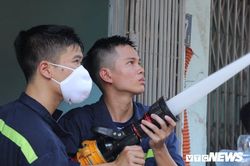Lính cứu hỏa vắt kiệt sức xuyên đêm dập đám cháy Công ty bóng đèn phích nước Rạng Đông