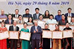 Tôn vinh 391 Nghệ sĩ nhân dân, Nghệ sĩ ưu tú đóng góp cho nghệ thuật nước nhà