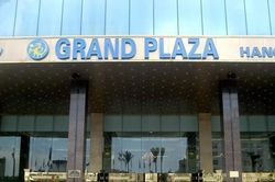 Vụ bảo vệ khách sạn Grand Plaza đuổi người trú mưa dông: Cộng đồng mạng bức xúc vì lối hành xử cứng nhắc, phản cảm