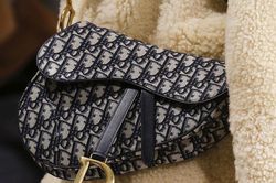 Túi Dior Saddle giá hơn 3.000 USD được tạo ra như thế nào?