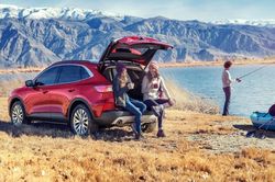 Ford tích hợp máy chiếu phim vào cốp xe, từ bán tải tới crossover