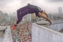 Chàng trai nhảy lộn ngược qua nóc hai tòa nhà cao 18 tầng