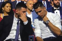 Ronaldo hững hờ với giải thưởng của Messi