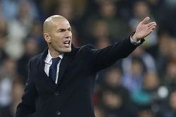Zidane nổi cáu với ban lãnh đạo Real vì Pogba