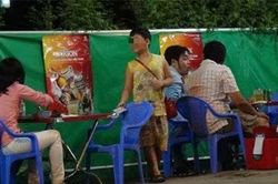 Phòng ngừa lao động trẻ em - Bài 1: Bán hàng, ăn xin hơn 12h/ngày của cậu bé bán bông tăm