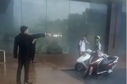 Bảo vệ Grand Plaza đuổi người dân đang trú mưa: Chỉ tay, quát tháo vẫn nói là lịch sự?