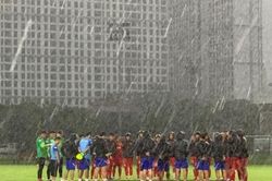 HLV Park Hang-seo 'rèn binh' dưới mưa