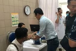 Phóng viên tác nghiệp vụ cháy nhà máy Rạng Đông đau đầu, chếnh choáng đi khám tại Trung tâm chống độc