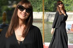 'Tượng đài nhan sắc Ý' Monica Bellucci siêu gợi cảm với áo cổ sâu buông lơi