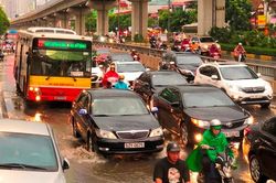 Đường Hà Nội ngập nước, ùn tắc trong chiều 30/8