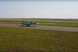 Xem siêu tiêm kích Su-34 Nga đáp xuống đường cao tốc