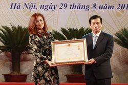 'Sao mẹ đi diễn nhiều thế mà không được danh hiệu gì?'