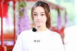 Nhan sắc thật sự của Địch Lệ Nhiệt Ba: Lười gội đầu, không thích makeup, đi dép lê của khách sạn