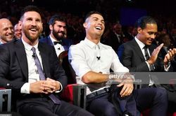 Ronaldo cực điển trai, 'buôn chuyện' cùng Messi trong lễ bốc thăm trao giải của UEFA