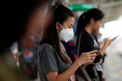 Sau vụ cháy công ty Rạng Đông, người Hà Nội tìm mua các sản phẩm phòng độc