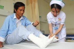 Nối thành công bàn chân đứt gần lìa cho bệnh nhân
