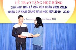 Trao học bổng cho 17 học sinh là con công nhân