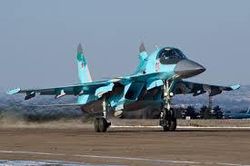 Xem máy bay ném bom Su-34 Nga tập cất, hạ cánh trên đường cao tốc