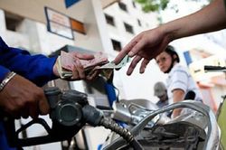 Xăng RON95 tiếp tục giảm giá còn 20.235 đồng