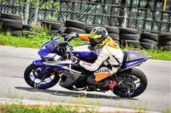 Yamaha YZF-R3 chạy trong đường đua thường trang bị những gì?