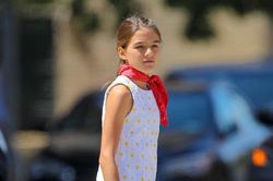 Bé Suri Cruise xuống phố một mình, mặc đồ như quý cô ở tuổi 13