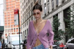 Bella Hadid thích diện trang phục hớ hênh vòng một xuống phố