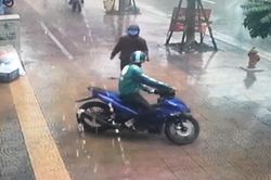 Mặc đồ Grab, chở đồng bọn trộm xe SH