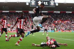 ĐIỂM NHẤN Southampton 1-1 MU: Công thủ đều đáng lo. MU đối mặt thực tại phũ phàng