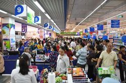 Ngày đầu nghỉ lễ 2/9: Siêu thị đông ngẹt, thực phẩm nhảy giá
