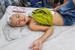 Mẹ làm lao công, con trai u não cầu cứu