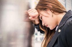 Vừa nhìn thấy tôi, em gái người yêu liền chạy vào nhà lấy giỏ trứng ném tới tấp, còn tôi cũng bỏ chạy thục mạng vì xấu hổ