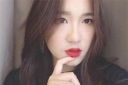 Chân dung con gái của NSƯT Kim Tử Long sinh năm 2000 sở hữu nhan sắc thu hút, vừa học vừa giúp bố quản lý nhà hàng
