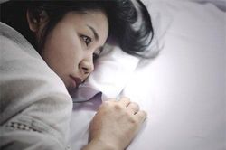 Sốt ruột trở về nhà vì con ốm, tôi 'sốc' khi vô tình nghe lén được lời thủ thỉ của cô giúp việc nói bên giường con trai mình