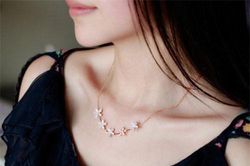 Thường ngày nâng niu sợi dây chuyền chồng tặng, đến khi biết sợi dây ấy là của ai, tôi kinh ngạc hoang mang vô cùng