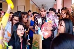 Clip gây choáng: Hàng trăm fan vây chặt không kẽ hở, Jack - K-ICM ghi điểm thân thiện níu kéo chẳng rời