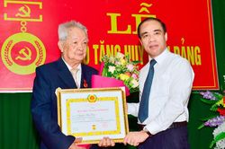 Đồng chí Bí thư Tỉnh ủy Chẩu Văn Lâm trao tặng Huy hiệu 70 năm tuổi Đảng cho đảng viên Đảng bộ phường Nông Tiến