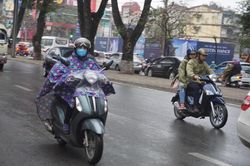 Lưu ý khi đi xe máy ngoài trời mưa dông có gió mạnh
