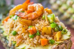 Học đầu bếp nhà hàng làm cơm chiên tôm dứa