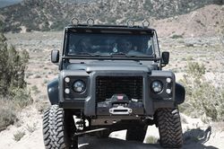 Land Rover Defender bản độ Himalaya Spectre ăn theo James Bond có gì?