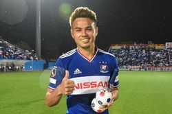 Đội trưởng Thái Lan sút xa ghi bàn ở J.League trước trận gặp Việt Nam