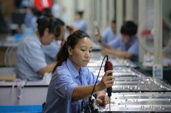 Hoạt động sản xuất của Trung Quốc suy yếu 4 tháng liền vì thương chiến leo thang