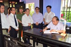 Thủ tướng dâng hương tại Nhà lưu niệm Bác Hồ ở Huế