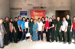 Tặng hai nhà tình nghĩa cho gia đình chính sách tỉnh Phú Yên