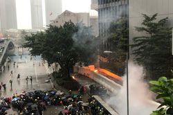 Người biểu tình Hong Kong ném bom xăng vào văn phòng chính quyền