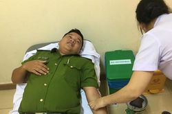 Chiến sĩ công an vượt 60 km đến bệnh viện hiến máu cứu người