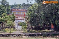 Độc lạ ngôi chùa cổ có 'tường thành' bằng đá ở Việt Nam