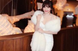 Nói tiếng Việt không sõi, Hari Won có xứng làm MC?