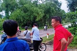 Sau khi phát hiện xe máy không ai lấy, lại tìm thấy thi thể đàn ông chết bất thường dưới bụi tre